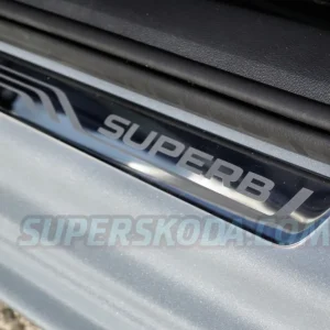 Škoda Superb III - prahové lišty s logem SUPERB nerez Dokud Zásoby Vydrží
