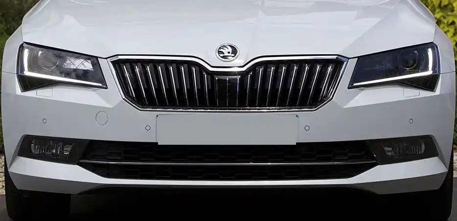 Škoda Superb III - kryt radaru do masky GLOSSY BLACK / CHROME Víkendová Akce