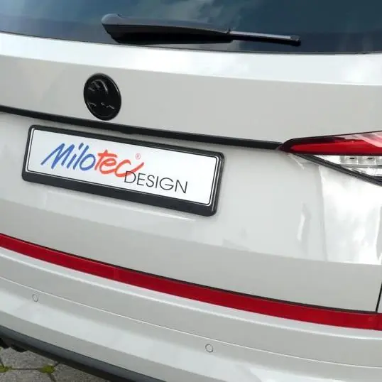 Kup Teď Červená RS lišta mezi odrazky zadního nárazníku Škoda Kodiaq Facelift (od roku 2021>) - Milotec